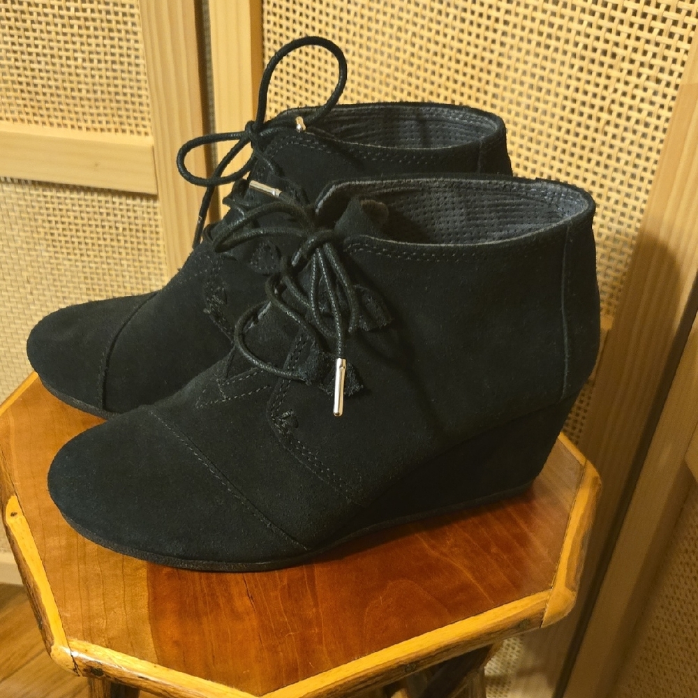 Toms Black Suede Wedge Booties Size 9 Womens Warm Winter Fall
